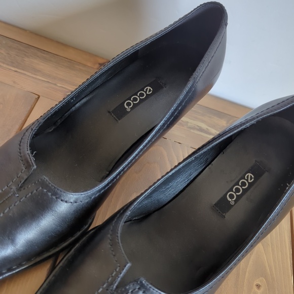 Ecco Black Leather Pointed Toe Low Heels - Picture 8 of 13